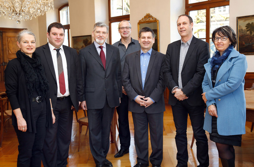 De gauche à droite, la chancelière de Delémont Edith Cuttat Gyger, Damien Chappuis, conseiller communal, Jean-Luc Baechler, président du Tribunal fédéral administratif, Romain Migy, chef de la bibliothèque municipale, Pierre Kohler, maire de Delémont, Jean-Philippe Ceppi, journaliste et producteur et la ministre jurassienne de la culture Elisabeth Baume Schneider.