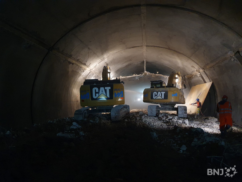 Les pelles croqueuses sont ici en train d'enlever la dalle intermédiaire du tunnel de La Clusette. La marque de la dalle est visible sur les côtés du tunnel.
