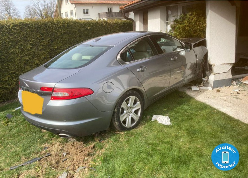 Le véhicule a terminé sa course dans une maison d'habitation, vide au moment de l'accident. (Photo : auditeur reporter)