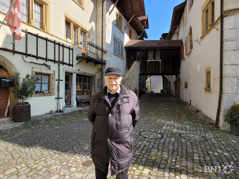 Uli Berger, notre guide à travers Gléresse, qui pose sur la place centrale du village.