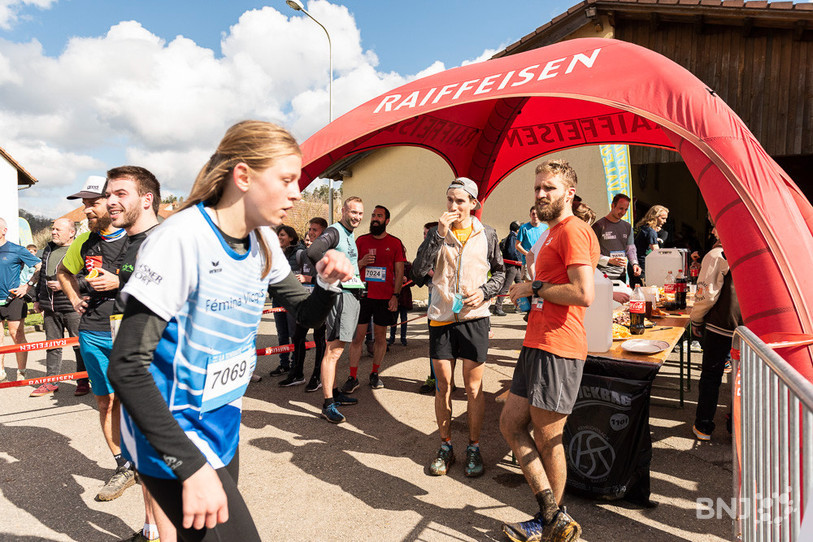 L'image parle d'elle-même : la bonne ambiance est de rigueur à l'arrivée des Courses du Mont-Terrible. (photo : Stéfanie Gurba-Ribeaud)