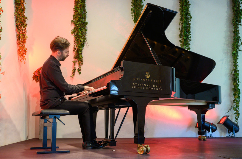 Le pianiste Vassilis Varvaresos, ici au cloître de la Collégiale en 2021, se produira à nouveau le 9 août. (photo: Jacques Philippet)