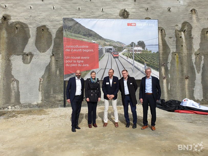 Plusieurs représentants étaient présents pour marquer symboliquement le premier coup de pioche de ces travaux en retirant une bâche couvrant le visuel du futur portail ouest du tunnel (de g. à d. : Laurent Favre, Anna Barbara Remund, Philippe Cornaz, Christoph Neuhaus, Peter Kummer)