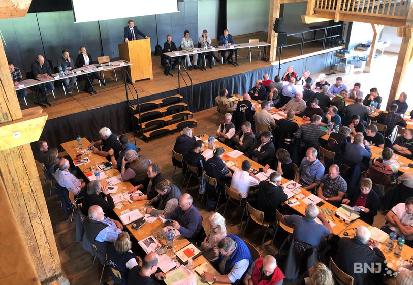 La Halle des fêtes du Marché-Concours a accueilli l'assemblée de la FSFM mardi à Saignelégier, sous la présidence d'Albert Rösti.