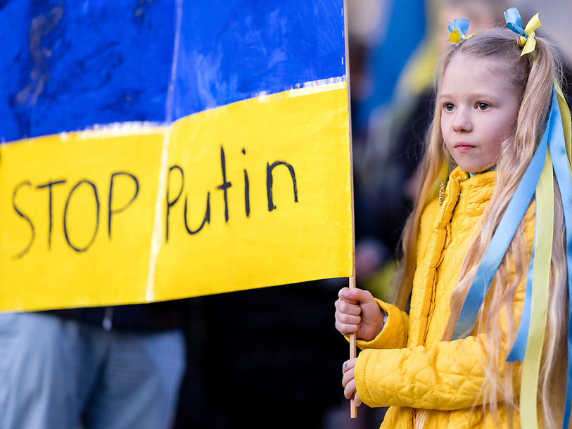 Les attaques militaires russes en Ukraine et la découverte des atrocités perpétrées à Boutcha poussent la Suisse a prendre de nouvelles sanctions contre la Russie et le Bélarus. (Photo : archive KEYSTONE / Philipp Schmidli).