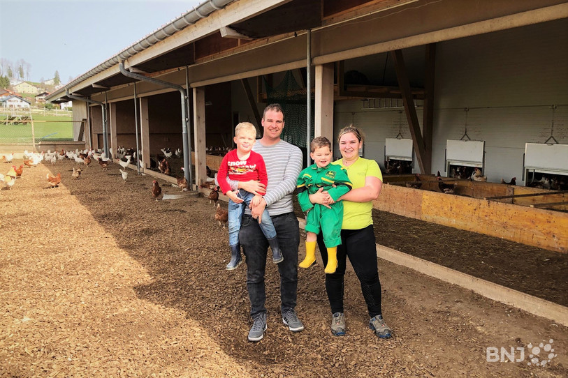 Jérémy et Cindy Vermeille, ici avec leurs enfants, possèdent 4'000 poules sur leur exploitation du Bémont.
