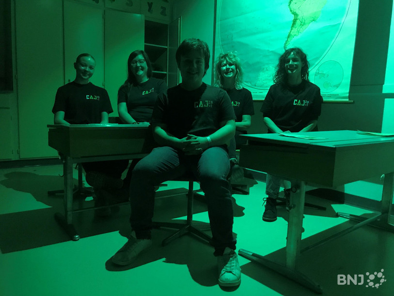 L'ambiance peut parfois être oppressante à l'ancienne école de La Heutte. Le CAJ a transformer quelques classes en escape room. De gauche à droite : Cindy Sunier, Marjorie Oppliger, Noah Tucci, Véronique Bessire et Graciana Fornage.