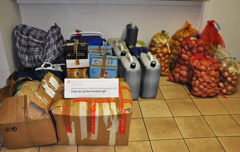 Le fraudeur tentait notamment de passer en douce 172 litres de vin, 82 kg viande et 64 litres d'huile.