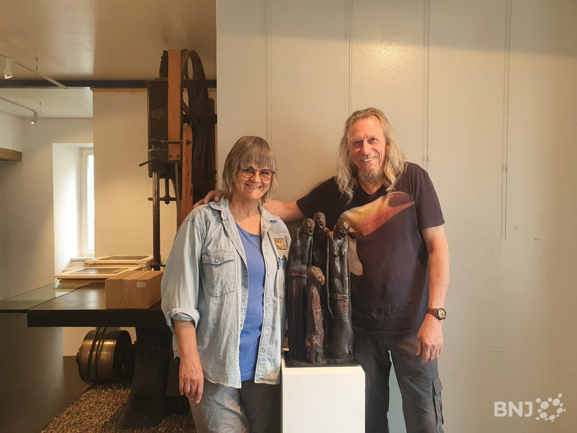 Adriana et Philippe Ioset, fondateurs de Bleu de Chine, ici devant une sculpture de Jean Devost.