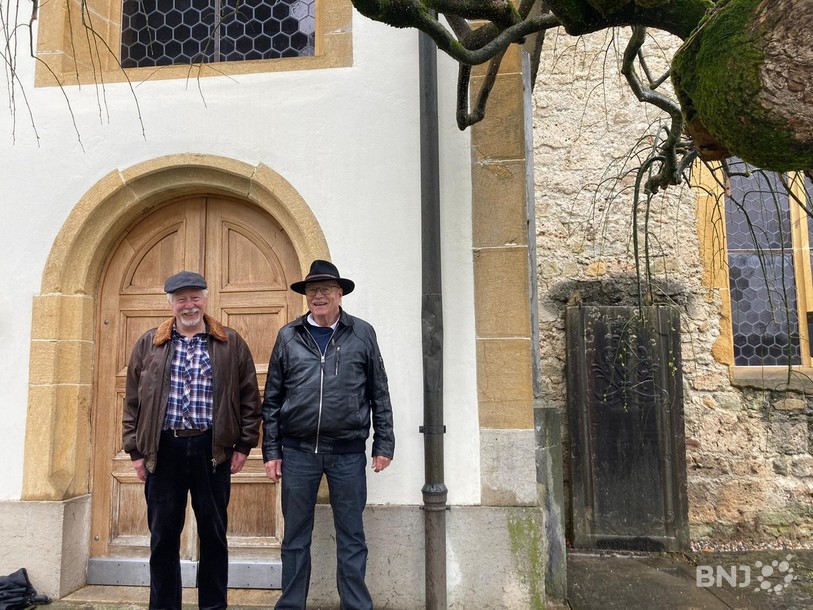 Jürg Fahm et Max Frey (de gauche à droite) qui posent devant l'église de la ville.