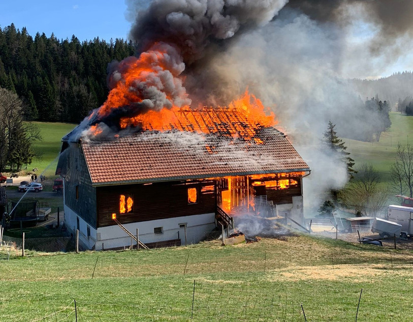 La ferme a été entièrement détruite par les flammes. (Photo: SP Police neuchâteloise).