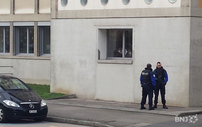Des policiers armés ont été dispersés devant les endroits à risque comme les collèges.