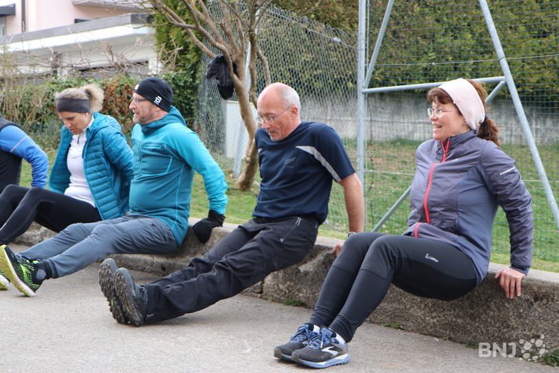 Un muret suffit pour quelques exercices de gainage.