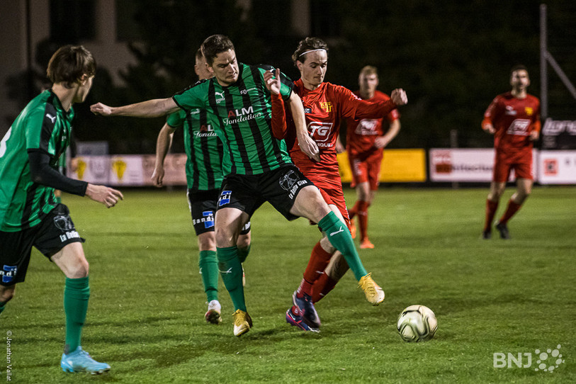 Ce derby n'a pas manqué de duels parfois rugueux mercredi soir à Tramelan (photo : Jonathan Vallat).
