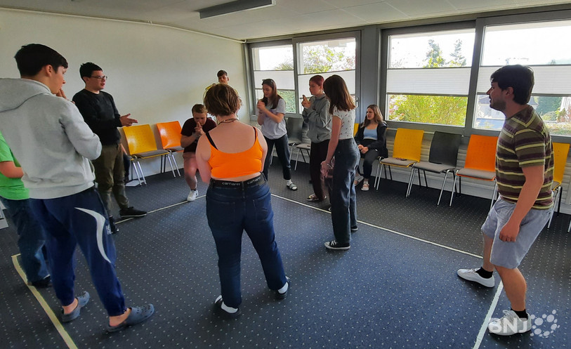 Des adolescents participent ici à un atelier orchestré par Célien Milani (à droite de l'image).