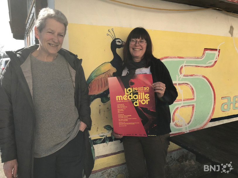 De gauche à droite : Claudine Donzé, membre du comité, et Valérie Boillat, présidente, présentent la nouvelle affiche de la Médaille d'or.