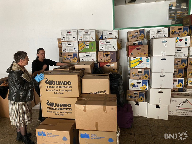 Les bénévoles étaient occupés jeudi à trier les nombreux cartons.