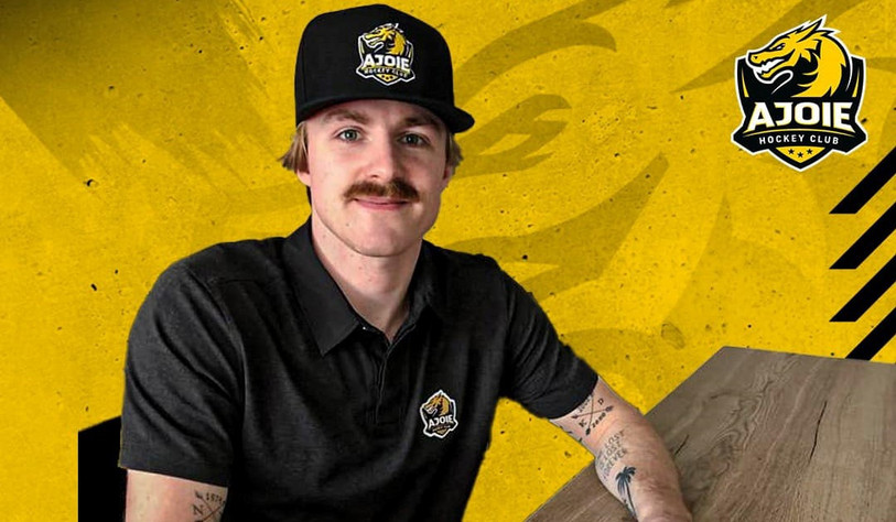 Ian Derungs au moment de la signature de son contrat avec le HC Ajoie (photo : HC Ajoie).