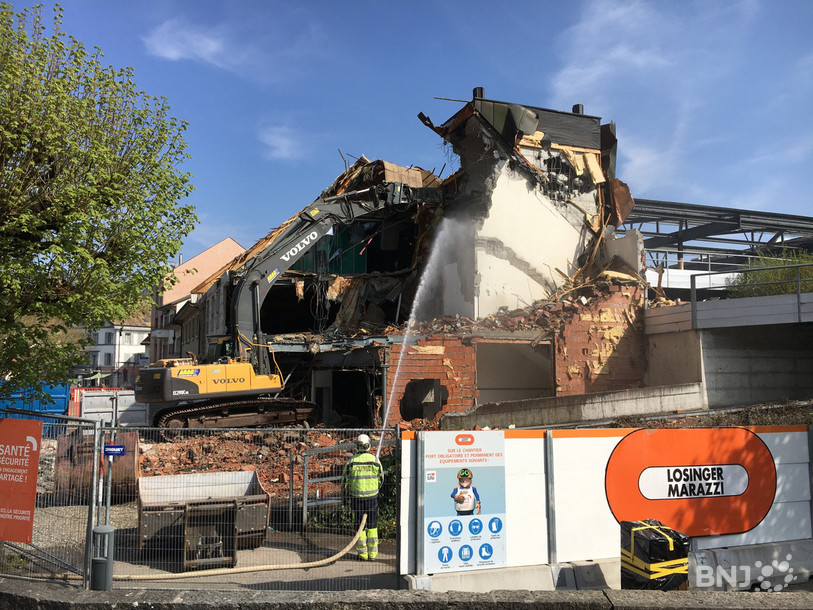 La démolition de l'ancienne Migros est en cours.