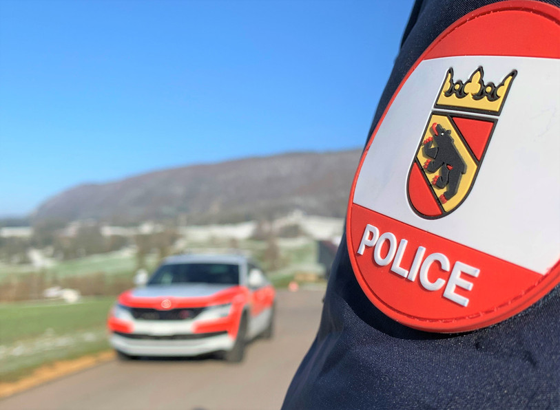 L'homme a été blessé au visage. Il a été conduit à l'hôpital en ambulance. (Photo : Police cantonale bernoise)