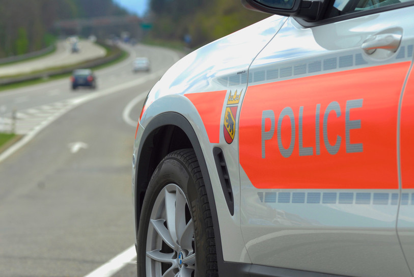 La police a mené une grosse opération dimanche dans le Jura bernois pour retrouver l'individu en fuite. (Photo : Police cantonale bernoise). 