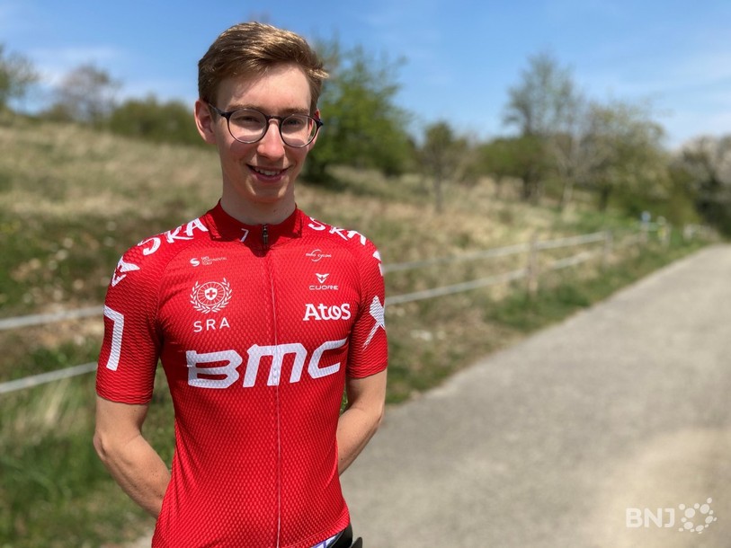 Yannis Voisard avec le maillot de la Swiss Racing Academy.