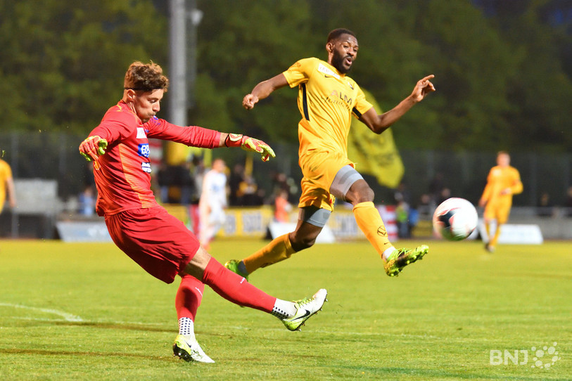 Mohamed Camara met la pression sur le gardien de Langenthal Severin Fankhauser, ancien portier des SRD (photo : Georges Henz).