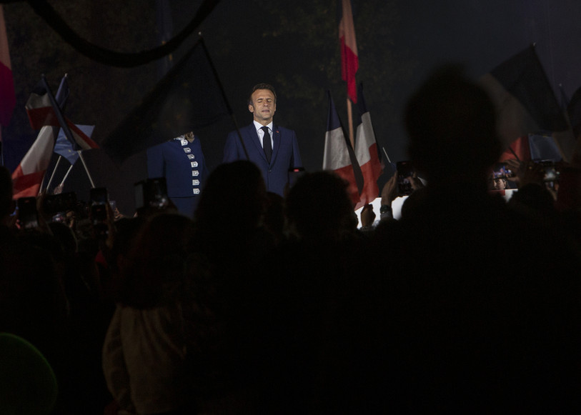 Réélu, Emmanuel Macron célèbre sa victoire avec ses supporters. (Photo : AP / Rafael Yaghobzadeh).