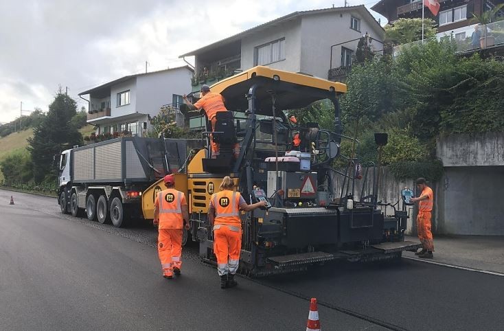 La pose de revêtements phonoabsorbants est une solution privilégiée depuis quelques années pour lutter contre le bruit routier. (Photo: canton de Berne)