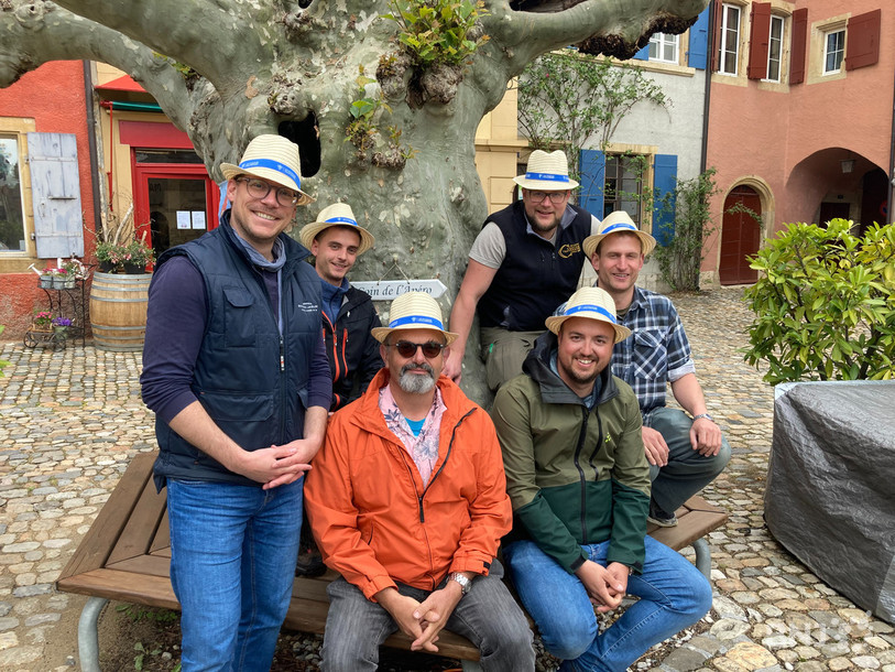 L'association des vignerons-encaveurs d'Auvernier met sur pied une after le samedi soir lors des Caves ouvertes. De gauche à droite: Dimitri Colomb du Domaine Bouvet-Jabloir, Jonathan Beyeler du Domaine Beyeler, Jean-Michel Henrioud du Domaine Henrioud, Benoit de Montmollin du Domaine de Montmollin, Henry Aloys Grosjean des Caves du Château d'Auvernier et Alexandre Perrochet de la Maison carrée. 