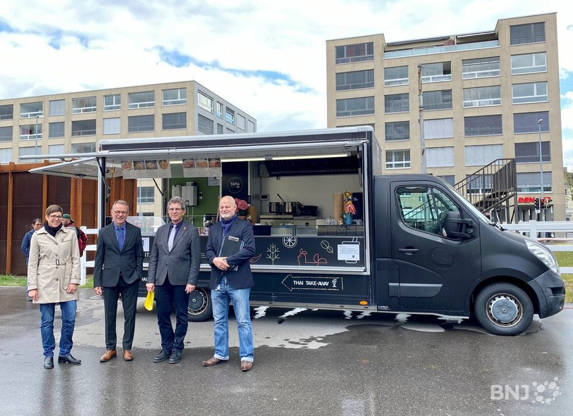 La responsable du département de l'urbanismne Florence Schmoll, le directeur de l'action sociale et de la sécurité Beat Feurer, le maire de Bienne Erich Fehr et le responsable du département de la sécurité publique André Glauser pose devant le food truck qui occupait mardi l'esplanade du Palais des Congrès. 