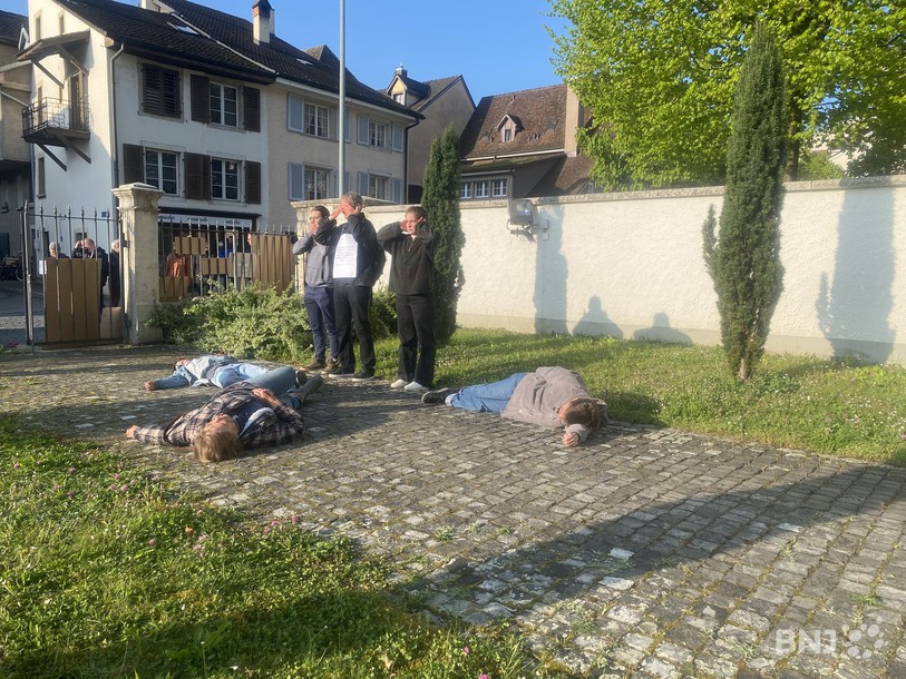 Mise en scène symbolique devant le législatif cantonal.