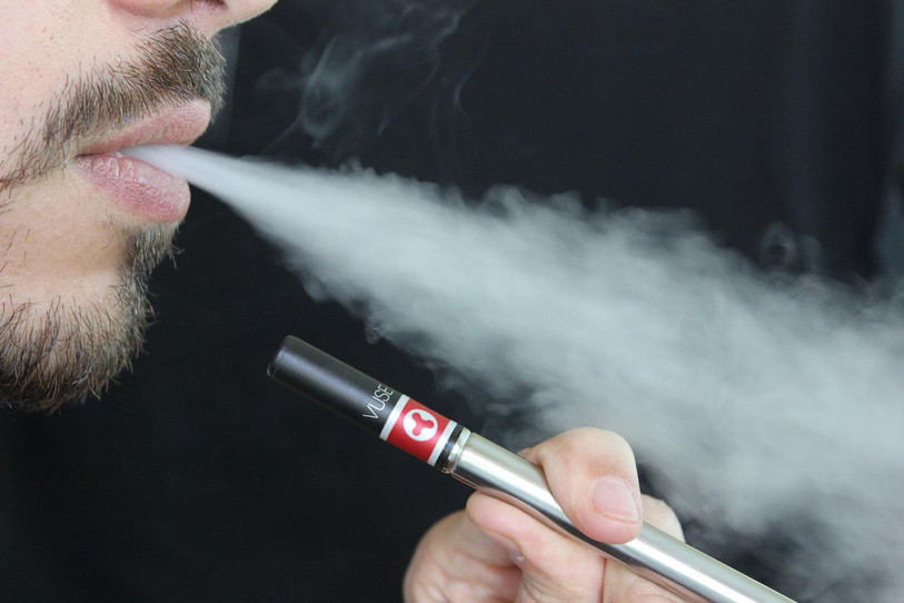 Le législatif cantonal souhaite interdire la cigarette électronique aux mineurs. (Photo libre de droits).