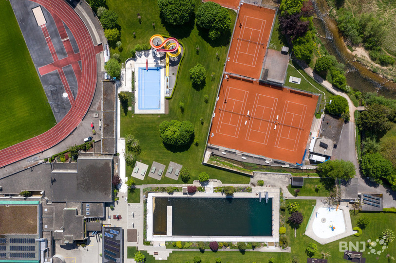 La piscine en plein air de Delémont ouvrira ce lundi. (photo : Georges Henz).