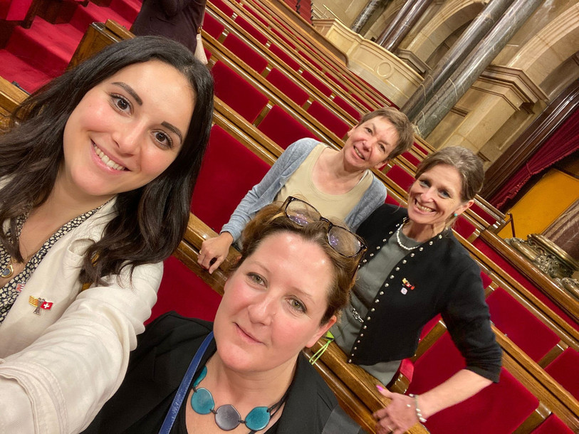 Leïla Hanini, Céline Robert-Charrue Linder, Sonia Burri-Schmassmann et Géraldine Beuchat dans le Parlement catalan (photo : Géraldine Beuchat).