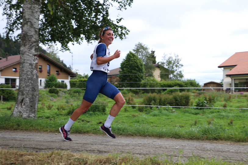 Le défi permet aussi de se mesurer aux sportifs d'élite comme la triathlète Joanna Ryter, ici à La Brévine. (Photo: Neuchallenge)