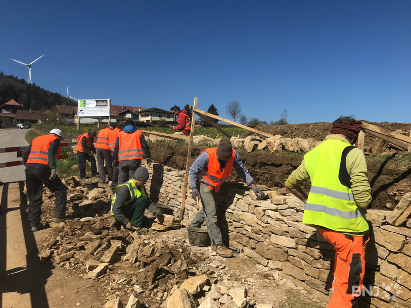 Les onze apprentis muretiers ont construit un mur de soutènement en pierres sèches de 10 mètres de long.