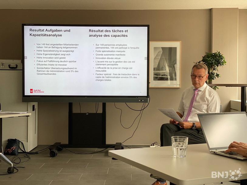 Le directeur de l'action sociale de la Ville de Bienne Beat Feurer a présenté vendredi les conclusions du rapport de KPMG.