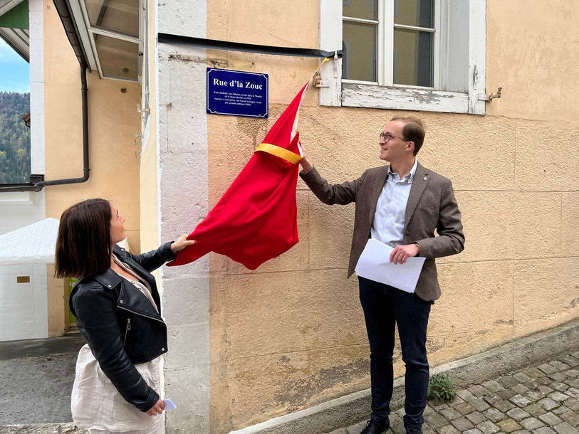 Les conseillers municipaux Jessica Froidevaux et Corentin Jeanneret ont dévoilé la nouvelle plaque de la Rue d'la Zouc. (Photo : Commune de St-Imier).