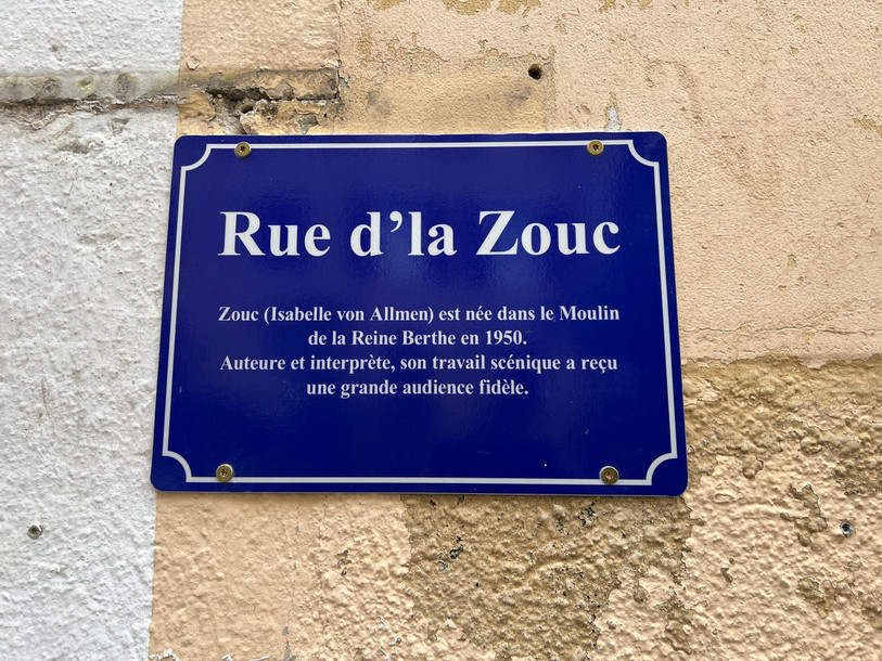 La plaque en hommage à l'artiste Zouc. (Photo : Commune de St-Imier).