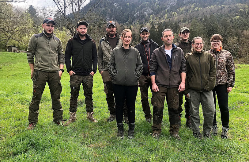 Les personnes qui ont obtenu leur permis de chasse dans le Jura (de gauche à droite : Peluso Michael de Courrendlin, Ehrbar Jérémie de Vellerat, Ehrbar Nicolas de Montfaucon, Lugentz Lucie de Montfaucon, Migy Mathieu de Montenol, Kottelat Georges de Courroux, Queloz Quentin de Châtillon, Charmillot Camille de Corban, Wolff Charlotte de Soyhières, manque sur le photo : Grüger Claudio d’Undervelier, photo : FCJC). 