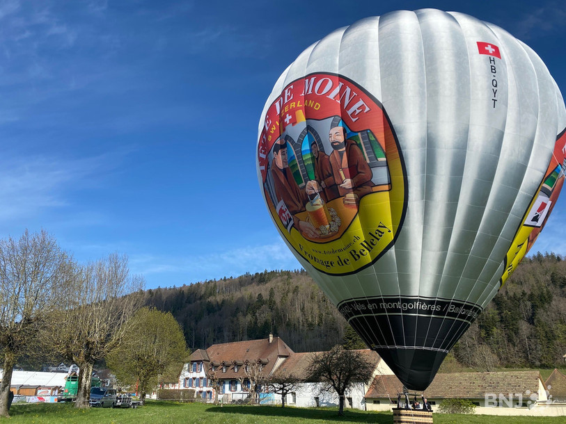 Le soleil était encore de la partie samedi matin, l'occasion de gonfler un ballon aux couleurs de la Tête de Moine.