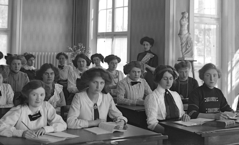 Leçon à la Villa Favre, pensionnats pour jeunes filles, en 1912. (Photo : Mémoires d'Ici, Coll. Pierre Hirt, Musée d'Art et d'Histoire de La Neuveville).