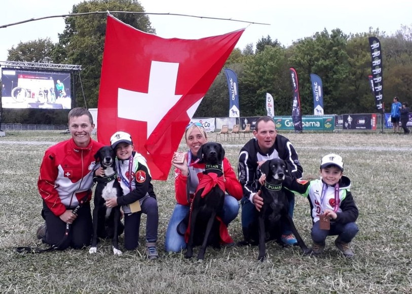 Une partie de la délégation régionale aux Mondiaux de canicross, bikejoring et trottinette. (Photo: Blackpearlteam)