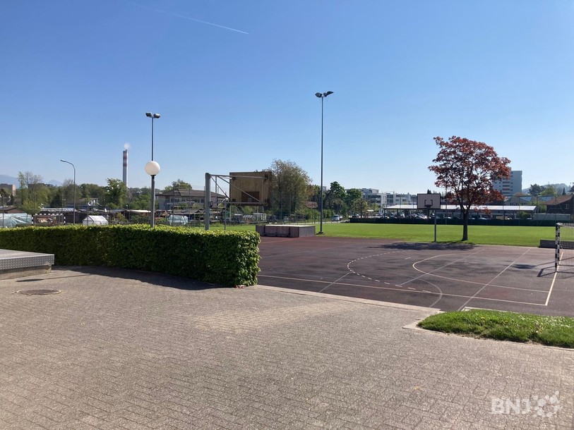 Autour de la salle polysportive de Port se trouvent plusieurs terrains de sport.