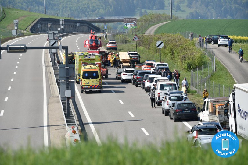 Deux ambulances, trois véhicules du Centre de renfort de Delémont et la Rega sont intervenus sur l'accident sur l'A16.