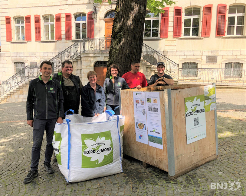 La section de Delémont d'agrijura a planté des pommes de terre ce lundi pour le record du monde des plus grands röstis.