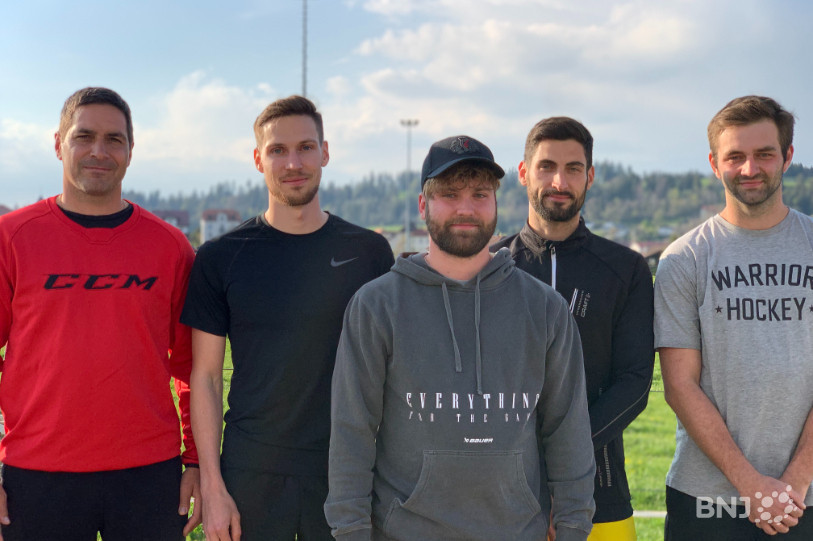 Les nouvelles recrues du HCFM avec leur entraîneur, Michaël Neininger (à gauche): David Fragnoli, Clément Stemer, Anthony Tomat et Colin Gfeller (de gauche à droite).