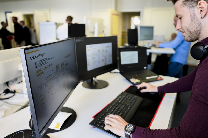 Des ingénieurs de la Poste développent un nouveau système de vote électronique à Neuchâtel. (KEYSTONE/Jean-Christophe Bott)