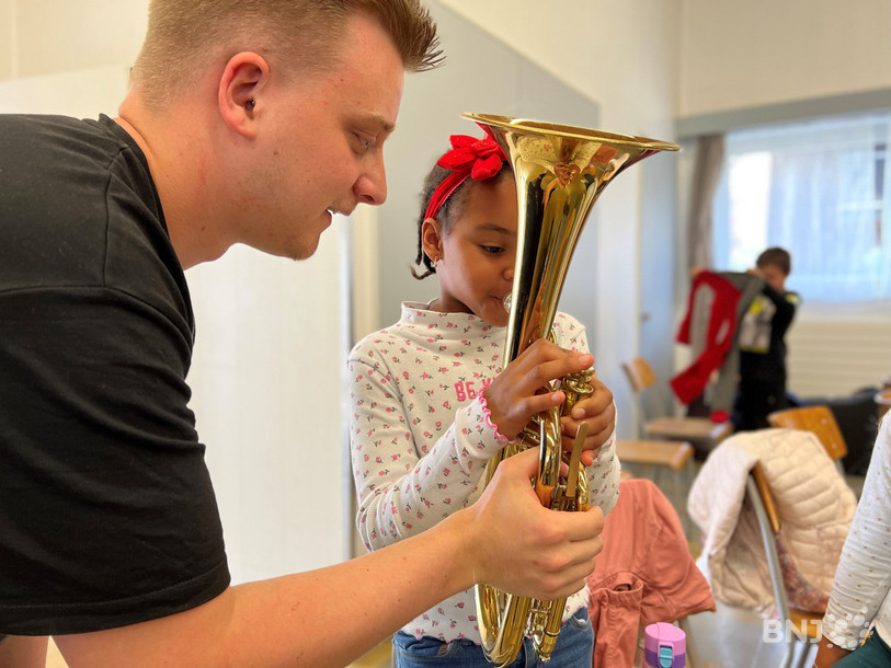 Les écoliers ont pu tester les différents instruments de musique.